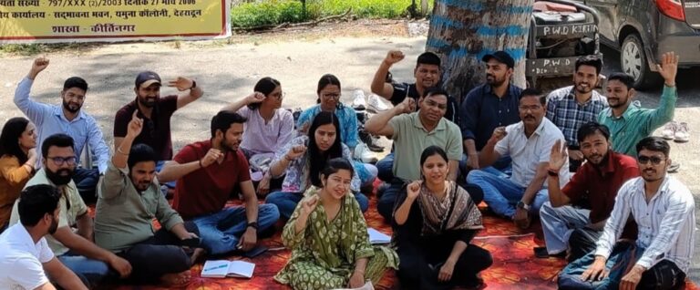 पौड़ी : डिप्लोमा इंजीनियरों की हड़ताल से कामकाज प्रभावित, उग्र आंदोलन की चेतावनी