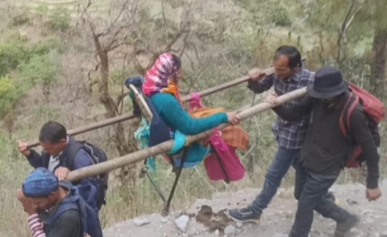 चमोली : डंडी-कंडी के भरोसे जिंदगी : पहाड़ में स्वास्थ्य व्यवस्था की सांसें अटकीं