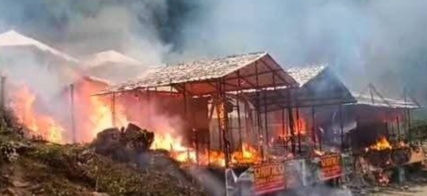 गोपेश्वर : मंडल-चोपता मार्ग पर भीषण आग, ‘काफल रेस्टोरेंट’ समेत आसपास की दुकानें राख