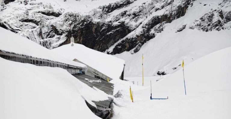 चमोली : हेमकुंड साहिब में 8 फीट से ज्यादा बर्फ, यात्रा मार्ग पर हिमखंड चुनौती