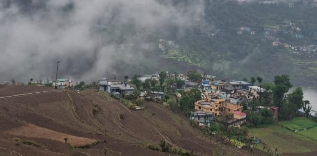 ऊखीमठ : केदारघाटी में बारिश-बर्फबारी से बढ़ीं मुश्किलें, जनजीवन के साथ यात्रा तैयारियां प्रभावित