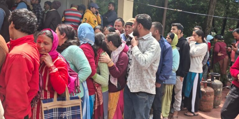 केदारघाटी : ऊखीमठ में गैस का संकट, उपभोक्ता लाइन में, एजेंसी खाली!