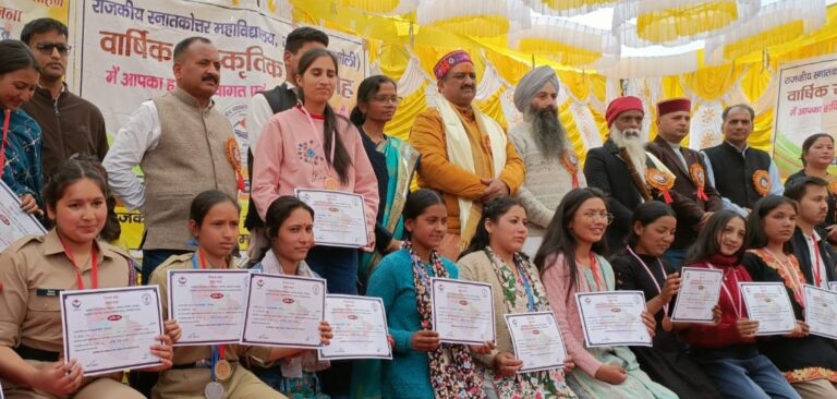 ज्योतिर्मठ : महाविद्यालय में मेधावी विद्यार्थियों का सम्मान, छात्रवृत्ति से बढ़ा उत्साह