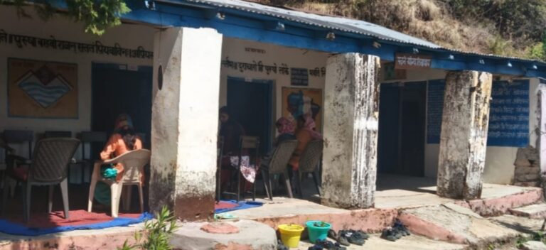 चमोली : जर्जर भवन में चल रहा दुआ स्कूल, 22 बच्चों की पढ़ाई खतरे में