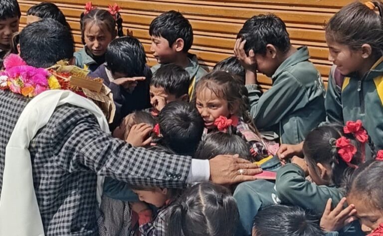 चमोली : गुरुजी के तबादले पर छलके आंसू, ढोल-दमाऊं और घोड़े संग दी भावुक विदाई