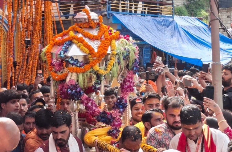 ऊखीमठ : बाबा केदार की डोली कैलाश रवाना, फूलों से सजा ऊखीमठ, भक्तों की उमड़ी भीड़