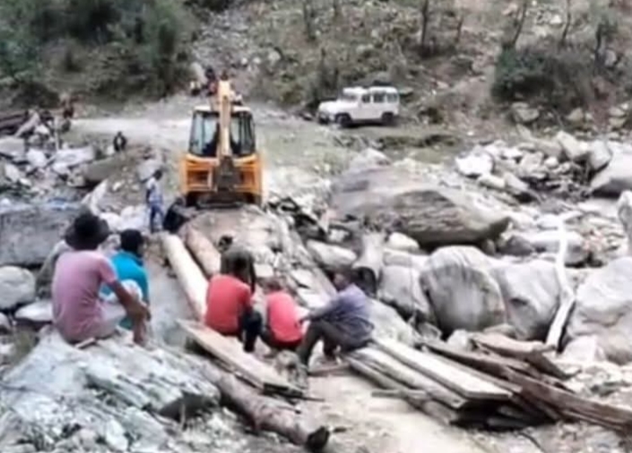 उर्गमघाटी : श्रमदान से बना पुल, सरकार के दावों की खुली पोल