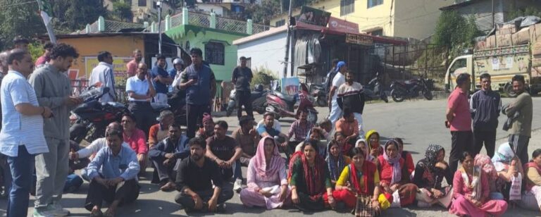 पौड़ी : गैस नहीं मिलने पर भड़के उपभोक्ता, पौड़ी-देवप्रयाग मार्ग पर लगाया जाम