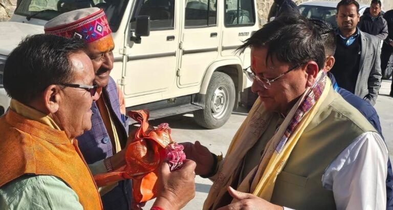 बदरीनाथ : बदरीनाथ पहुंचे मुख्यमंत्री धामी, अधिकारियों ने किया स्वागत