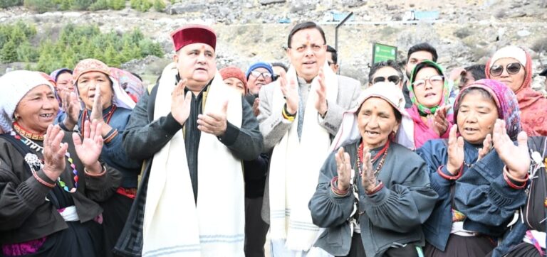 बदरीनाथ : सीएम धामी पहुंचे माणा, ‘लखपति दीदी’ मॉडल को सराहा