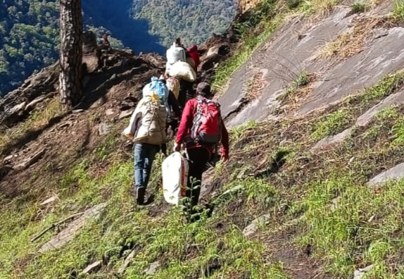 ऊखीमठ : मदमहेश्वर यात्रा से पहले मार्ग दुरुस्त करने की मांग, समिति ने सौंपा ज्ञापन