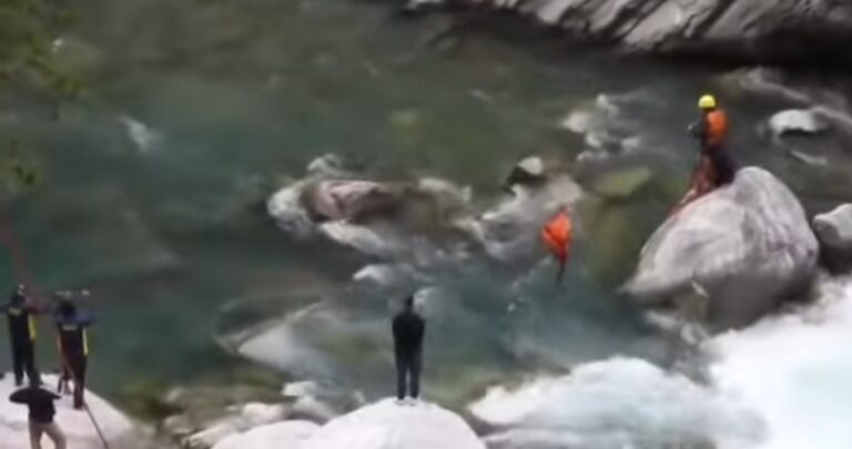 जोशीमठ : अलकनंदा नदी में फंसे युवक को एसडीआरएफ ने सुरक्षित निकाला