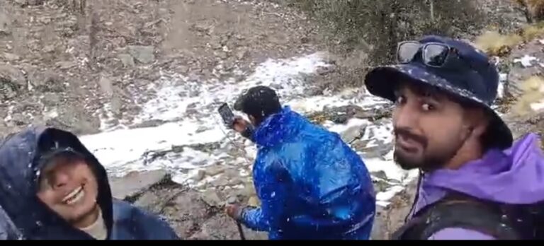 चमोली : अप्रैल में बर्फबारी से गुलजार हुए चमोली के ट्रैक, बढ़ी पर्यटकों की आमद