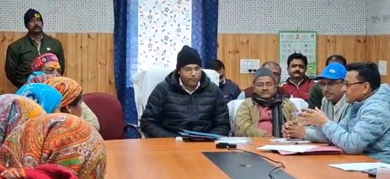 जोशीमठ : डीएम के आश्वासन पर थमा तपोवन परियोजना प्रभावितों का आंदोलन