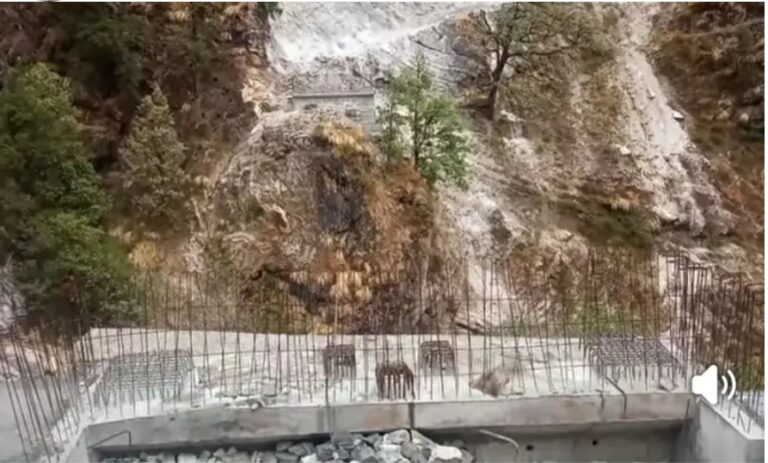 चमोली : 8 साल से अधूरा झिंजी पुल, निजमुला घाटी के ग्रामीणों का फूटा गुस्सा