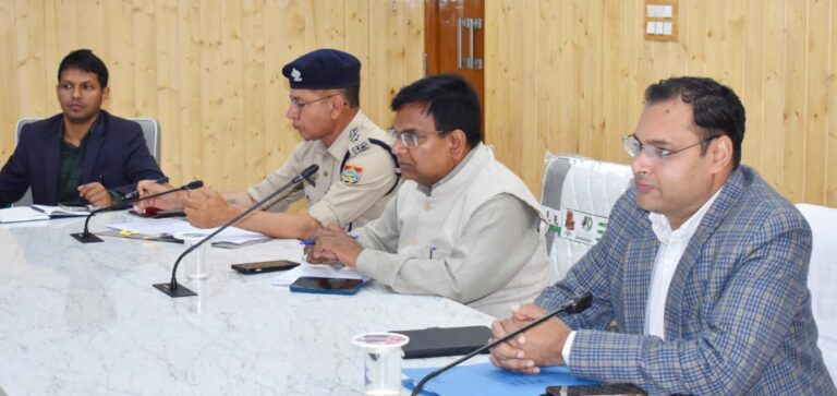 चमोली : दुर्घटना संभावित क्षेत्रों में सुरक्षा कार्य और साइनेज अनिवार्य: डीएम