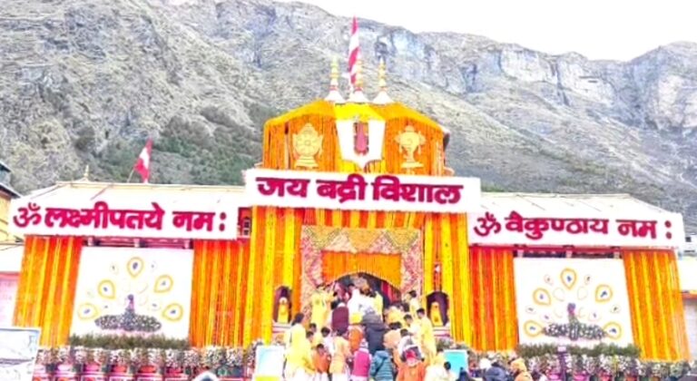 बदरीनाथ : भू-बैकुंठ बदरीनाथ धाम के कपाट खुले, श्रद्धालुओं की उमड़ी भीड़