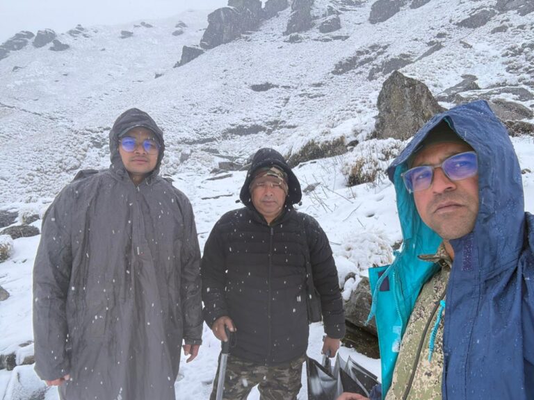 चमोली : बर्फबारी के बीच रुद्रनाथ ट्रैक पर पहुंची निरीक्षण टीम, पनार बुग्याल में परखी व्यवस्थाएं