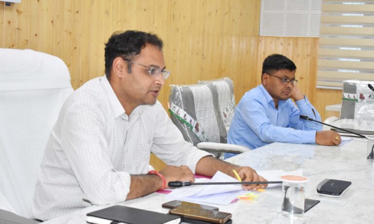 गोपेश्वर : सीएम हेल्पलाइन की शिकायतों पर डीएम सख्त, अफसरों को लगाई फटकार