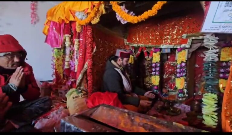 लोकपाल : वैदिक मंत्रोच्चार के बीच खुले लोकपाल लक्ष्मण मंदिर के कपाट
