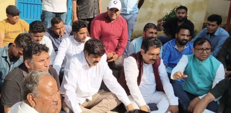 पौड़ी : सतपुली कांड पर गरमाई सियासत : थाने में कांग्रेस का हंगामा, निष्पक्ष जांच की मांग