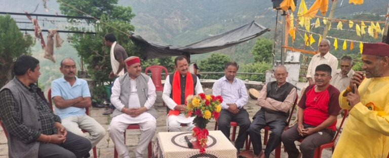 ऊखीमठ : राज्य मंत्री चण्डी प्रसाद भट्ट ने सुनीं जनसमस्याएं, गांव-गांव पहुंचकर विकास कार्यों का लिया जायजा