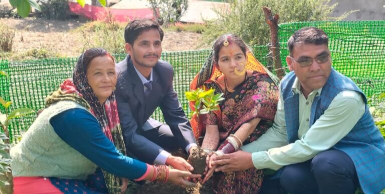 गोपेश्वर : चमोली में मिसाल बनी शादी, दंपति ने लगाया पेड़ और दिया हरियाली का संदेश