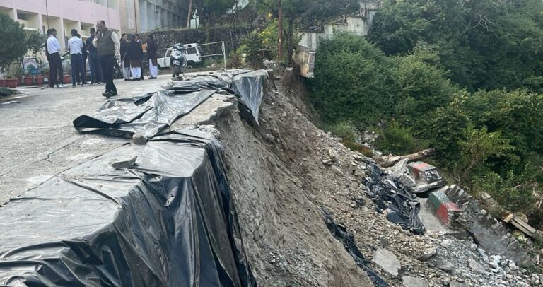 चमोली : भूस्खलन की जद में राजकीय पॉलिटेक्निक गौचर, एक साल बाद भी नहीं सुधरे हालात