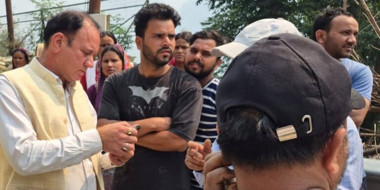 गौचर : ट्रांसफार्मर में धमाके से फैला करंट, गाभिन गाय की मौत; बिजली लाइन पर काम कर रहे दो मजदूर झुलसे