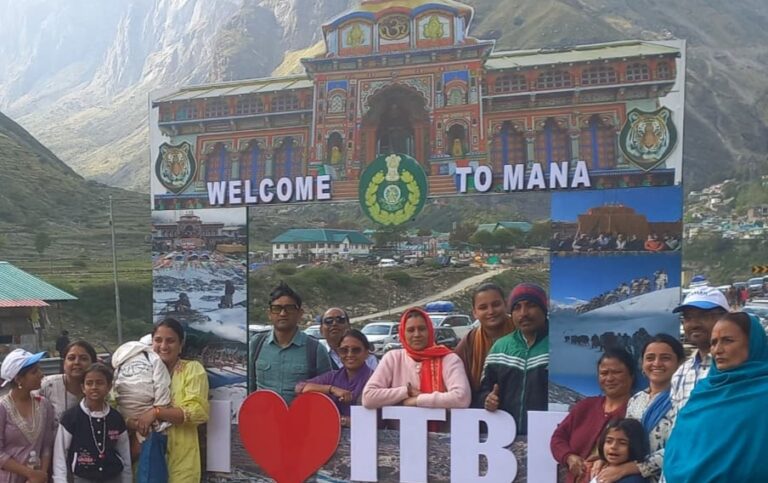 बदरीनाथ : माणा में आईटीबीपी का सेल्फी प्वाइंट बना आकर्षण, श्रद्धालु ले रहे यादगार तस्वीरें