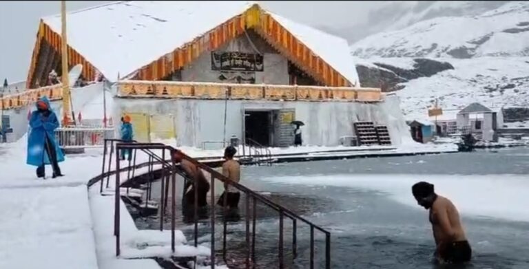 हेमकुंड साहिब : बर्फबारी के बीच जारी हेमकुंड साहिब यात्रा, श्रद्धालुओं में उत्साह