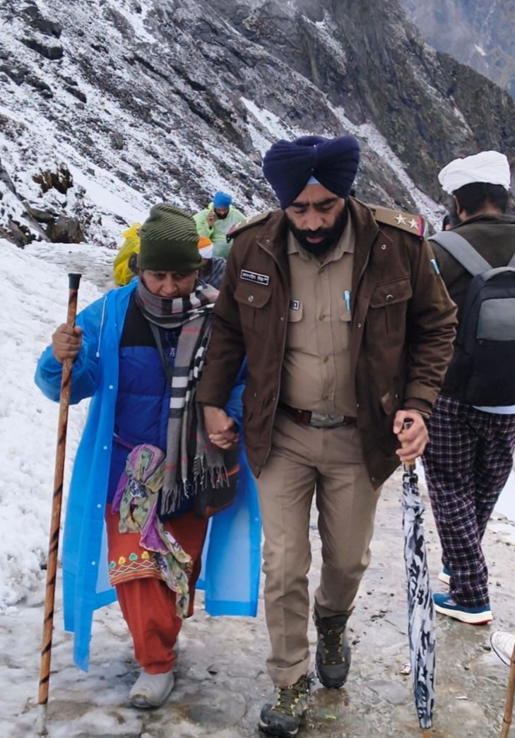 चमोली : बर्फबारी के बीच श्रद्धालुओं का सहारा बनी घांघरिया पुलिस
