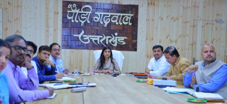 पौड़ी : जलधाराओं के पुनर्जीवन को पेयजल योजनाओं से जोड़ें, तभी मिलेगा जनता को लाभ : डीएम