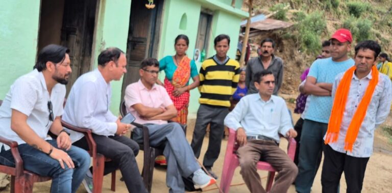 गौचर : बूँगा अग्निकांड पीड़ितों से मिले मुकेश नेगी, अतिरिक्त सहायता दिलाने की मांग