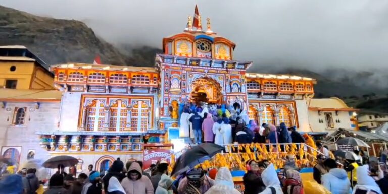 चमोली : बदरीनाथ धाम में बदला मौसम, बारिश के बीच दर्शन को उमड़े श्रद्धालु