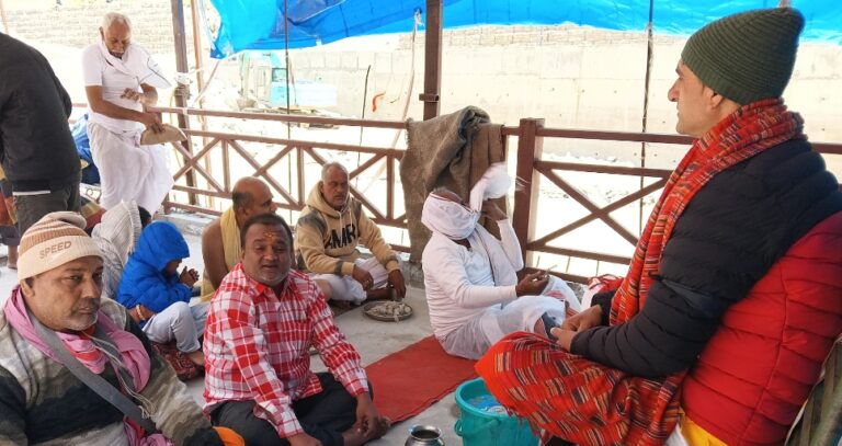 बदरीनाथ : ब्रह्मकपाल में पुरोहितों का विरोध, बांह पर काली पट्टी बांधकर किया कार्य