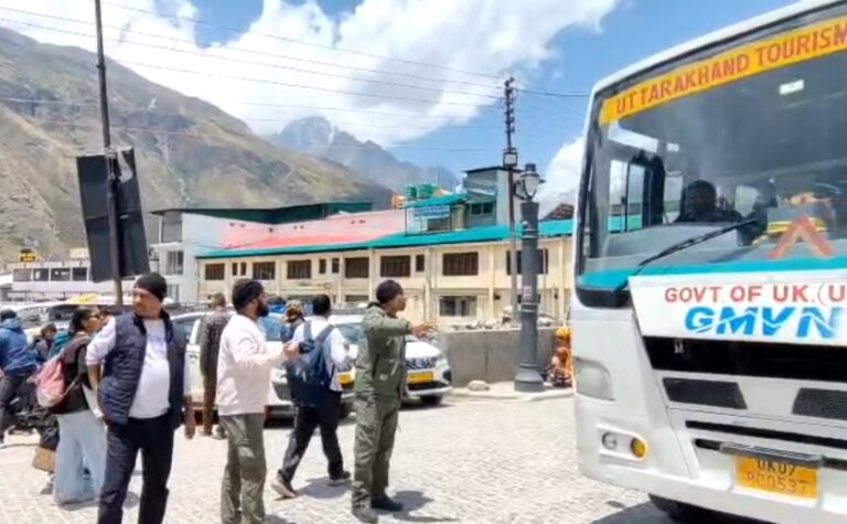 बदरीनाथ : रिकॉर्ड तोड़ यात्रा के बीच बदरीनाथ में ट्रैफिक संभाल रही पुलिस, चंदन नागरकोटी की मुस्तैदी चर्चा में
