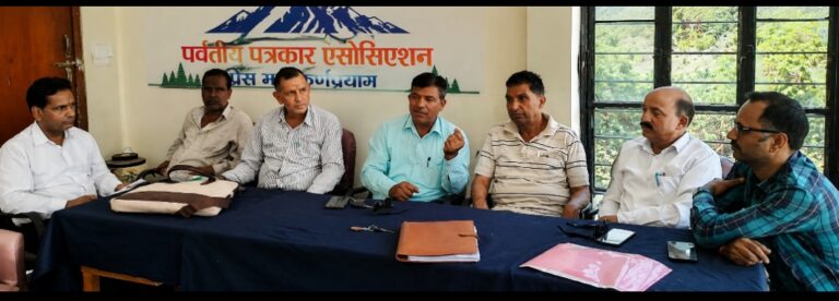 चमोली : हिंदी पत्रकारिता दिवस पर पत्रकारों ने पत्रकारिता के मूल्यों को बनाए रखने का लिया संकल्प