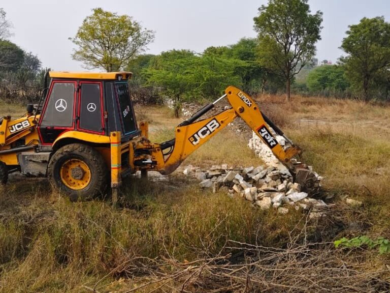 पौड़ी : पौड़ी में अतिक्रमण पर चला प्रशासन का बुलडोजर, कई स्थानों से हटाए गए अवैध कब्जे