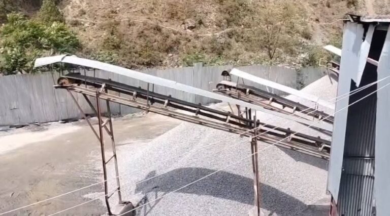 थराली : स्टोन क्रेशर पर ग्रामीणों का हल्लाबोल, 15 दिन में कार्रवाई नहीं हुई तो जाएंगे कोर्ट