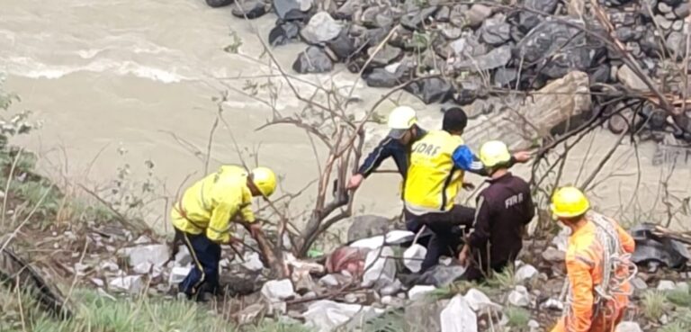 जोशीमठ : हेलंग के पास अलकनंदा में समाया ट्रक, चालक की मौत
