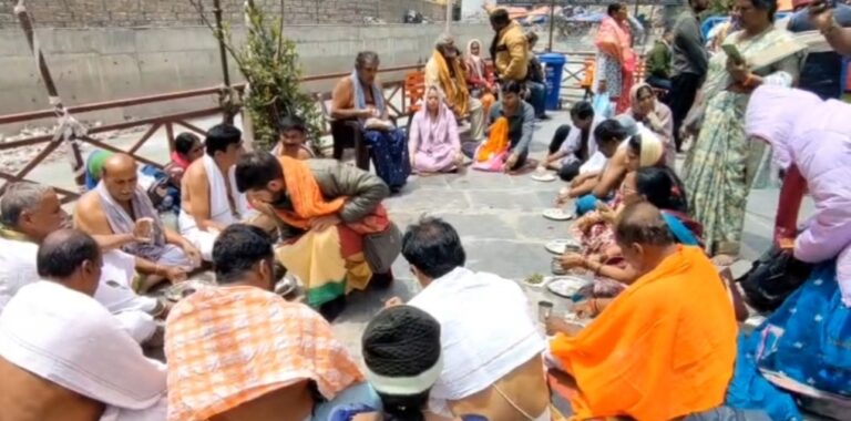बदरीनाथ : सोमवती अमावस्या पर बदरीनाथ धाम में उमड़ा आस्था का सैलाब