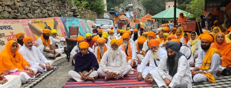 चमोली : हेमकुंड साहिब की आस्था से जुड़ा 32वां पैदल जत्था विष्णु प्रयाग पहुंचा, दिया भाईचारे का संदेश