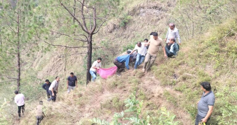 चमोली : देवाल-घेस मोटरमार्ग पर बोलेरो खाई में गिरी, चार की मौत, चार घायल
