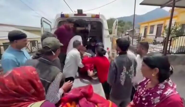 चमोली : एयर एम्बुलेंस के इंतजार में तीन घंटे तक तड़पती रही घायल महिला, स्वास्थ्य व्यवस्थाओं पर उठे सवाल
