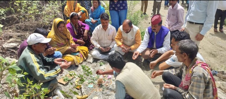 चमोली : प्राणमति नदी पर वैली ब्रिज निर्माण का विवाद सुलझा, पूजा-अर्चना के साथ शुरू हुआ काम