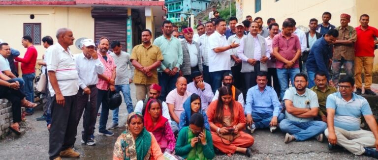थराली : एम्बुलेंस में गर्भवती की मौत पर फूटा गुस्सा, सीएचसी में कांग्रेस का धरना