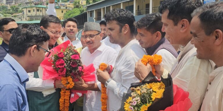 चमोली : पीपलकोटी को जल्द मिल सकती है 24 करोड़ की वृहद पेयजल योजना, मुख्यमंत्री को सौंपा ज्ञापन