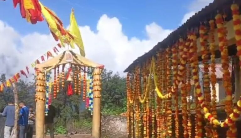 चमोली : सावन संक्रांति पर खुले फ्यूला नारायण धाम के कपाट, यहां पुरुष के साथ महिला पुजारी भी करती हैं भगवान नारायण की सेवा