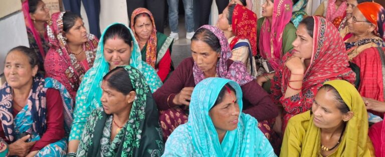 ऊखीमठ : मुआवजा और सड़क निर्माण में देरी पर ग्रामीणों का फूटा गुस्सा, लोनिवि कार्यालय का घेराव